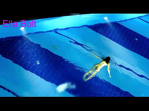 ❤️ Non podo deixar de mirar, unha moza loira que é sorprendida nadando espida na piscina do resort ELLA BOLT ️❌ Só porno na pornografía gl.robosexshop.ru ❌️